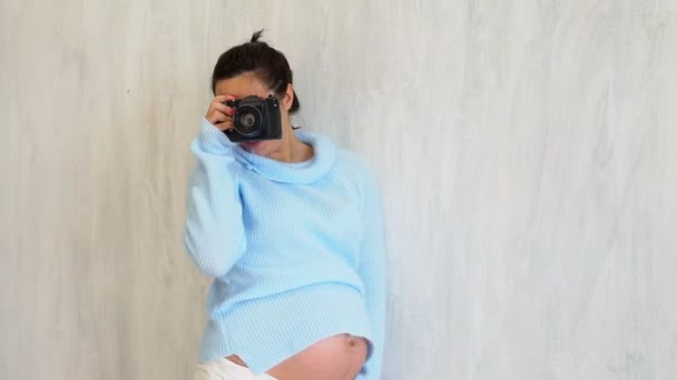 Kobieta w ciąży fotograf fotografowania brzuch - Materiał filmowy, wideo