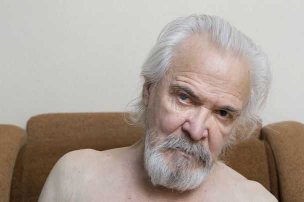 Un anciano enfermo solitario que sufre de enfermedades oculares, independientemente comprometido en el tratamiento conservador de la catarata y el glaucoma
. - Foto, Imagen