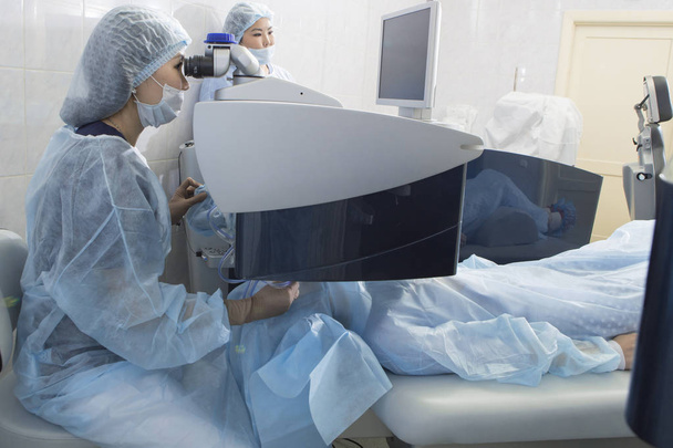 Laser chirurgie voor visie correctie en cataract verwijderen - Foto, afbeelding