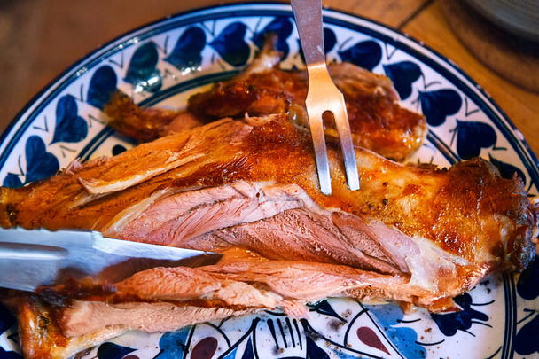 Roasted meat cut. Roasted leg of lamb. Cutting meat.  - Foto, Imagem