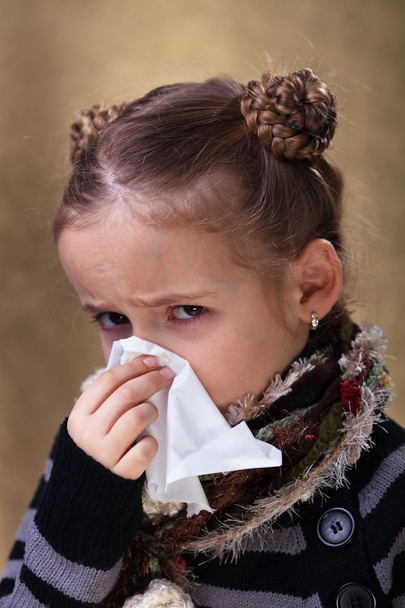 κοριτσάκι σε περιόδου γρίπης - φυσώντας τη μύτη - Φωτογραφία, εικόνα