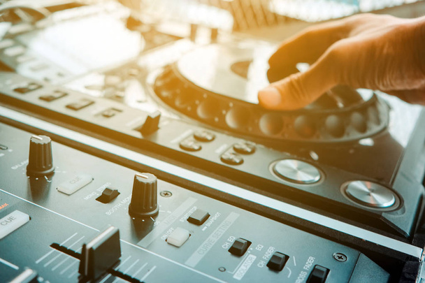Bild eines DJs, der am Mischpult Musik spielt - Foto, Bild