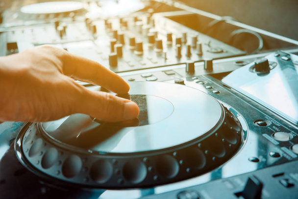 Bild eines DJs, der am Mischpult Musik spielt - Foto, Bild