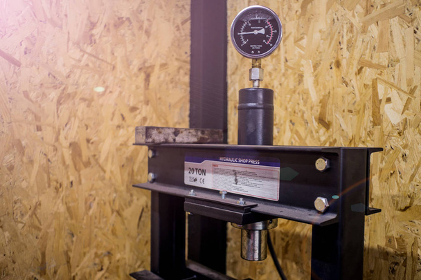 Hidraulikus shop nyomja meg az analóg mérőműszer és osb háttér - Fotó, kép