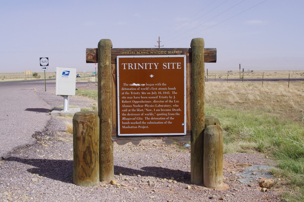 in de buurt van socorro, new mexico, Verenigde Staten-oct 6: een weg kant historische markeerdraad op het U.S. route 380, markeert het gebied bekend als trinity site, locatie van's werelds eerste atoombom detonatie. gefotografeerd in 2011. - Foto, afbeelding