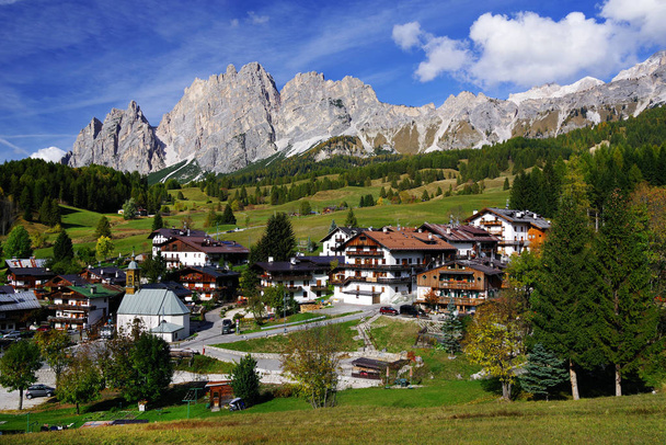 Panorámás kilátás nyílik a Cortina d'Ampezzo őszi színek, is ismert, mint a gyöngy, Dolomitok, Olaszország, Európa - Fotó, kép