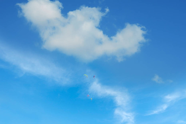 Політ на параплані Бабадаг з чудовим видом на Олюденіз Фетхіє, Туреччина - Фото, зображення