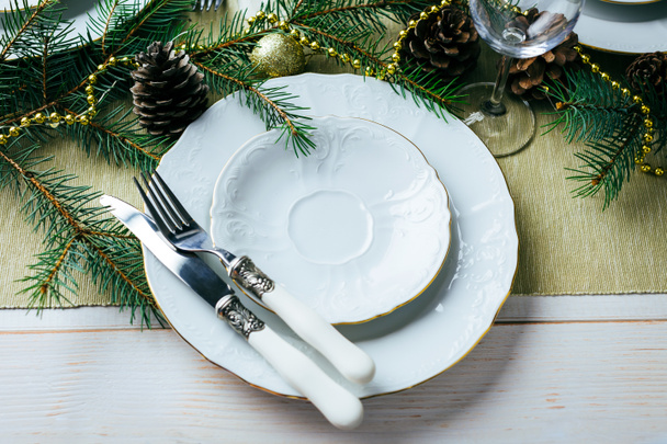 Christmas table, table setting, holiday decoration, new year - Foto, afbeelding