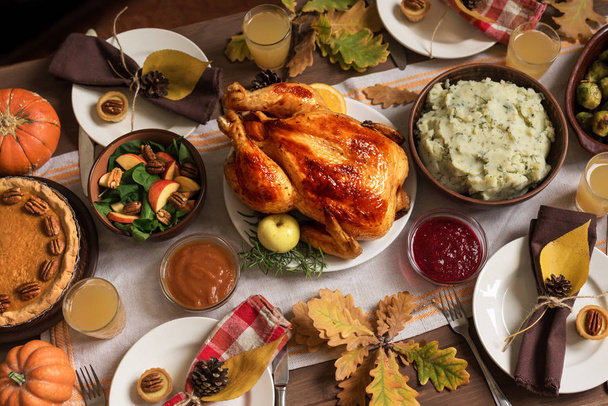 Thanksgiving Turkey Dinner with All the Sides. Homemade Roasted Turkey and all traditional dishes on Festive Thanksgiving table with autumnal decor. - Zdjęcie, obraz