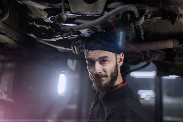 Joven hombre caucásico reparación de coches con herramientas profesionales
  - Foto, Imagen