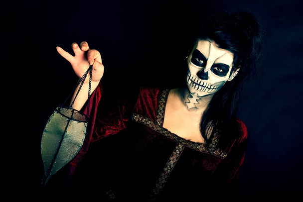 τρόμου σκηνή ένα τρομακτικό γυναίκας με παλαιός λαμπτήρας - Φωτογραφία, εικόνα