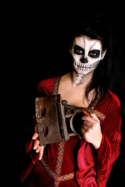 Scène d'horreur d'une femme effrayante avec du fer antique
 - Photo, image