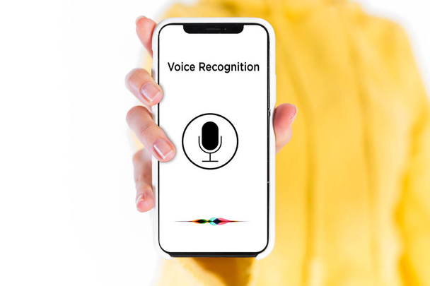 Riconoscimento vocale, Rilevamento vocale e deep learning concept. Applicazione sullo schermo del telefono cellulare
. - Foto, immagini