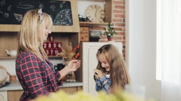 Charming mom and daughter have fun in a cosy kitchen - Video, Çekim