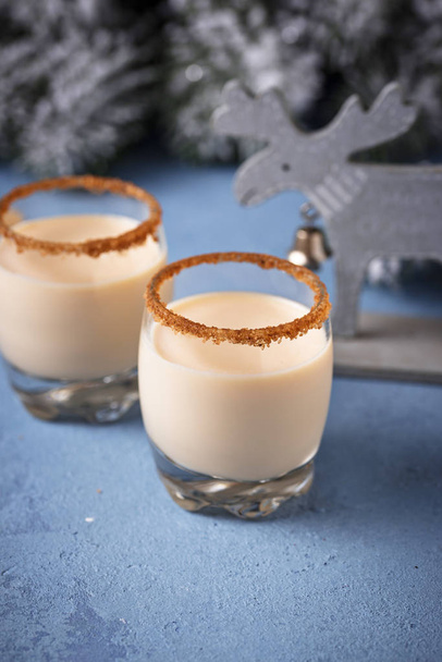 Tradiční vánoční zimní nápoje vaječný koňak v brýlích a s kakaem ráfku - Fotografie, Obrázek