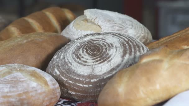 Frissen sült kenyeret a pékségben - Felvétel, videó