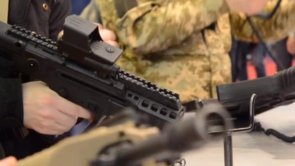 Vuurwapens pistool submachine sniper geweer close-up. - Video