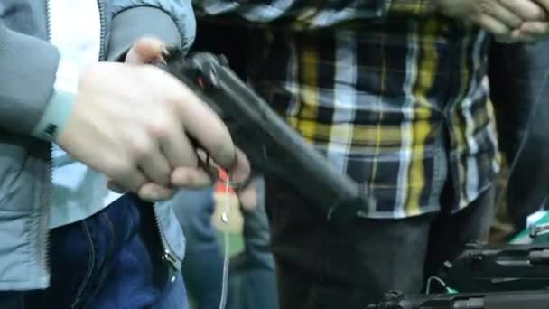Elinde bir silah tutan kişi - Video, Çekim