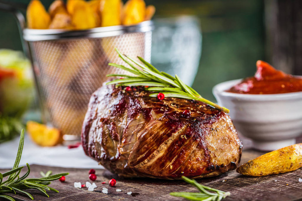 Steak de boeuf maigre grillé sain moyen-rare et légumes aux pommes de terre rôties
 - Photo, image