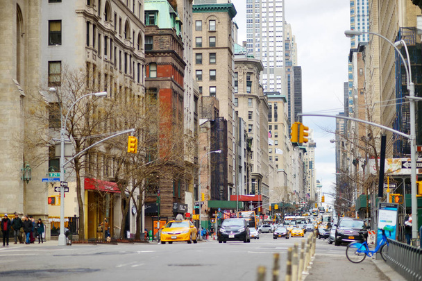 НЬЮ-ЙОРК - 16 марта 2015 года: Желтые такси и люди мчатся по оживленным улицам центра Манхэттена
 - Фото, изображение