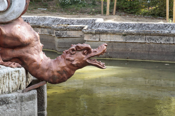 statue d'un dragon de plomb peint dans les jardins du palais royal de la granja de san ildefonso dans la province de Ségovie, Espagne
 - Photo, image
