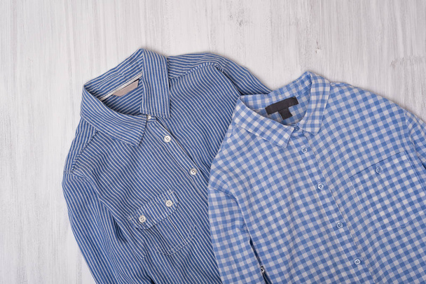 Μπλε ριγέ και καρό πουκάμισο σε ξύλινο υπόβαθρο. Μοντέρνα έννοια - Φωτογραφία, εικόνα