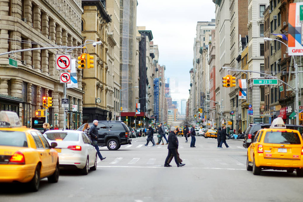 NEW YORK - MARCH 16, 2015: People crossing street in downtown Manhattan - Foto, Imagen