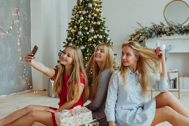 Happy women taking selfie on Christmas - Foto, afbeelding