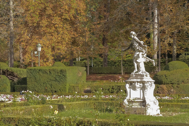 paisaje otoñal en los jardines del palacio real de la granja de san ildefonso con una estatua a la derecha de la imagen
 - Foto, Imagen