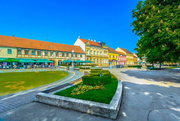 コプリヴニツァ公園屋外風光明媚です。/シティ コプリヴニツァの中心部観光リゾート、クロアチア ヨーロッパの牧歌的な古い建築で眺望. - 写真・画像