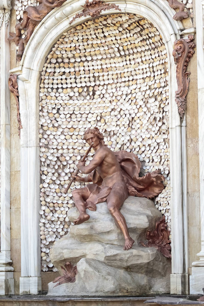 scultura di acteon che suona un flauto su una grande roccia nella fontana le terme di diana nei giardini del palazzo reale della granja de san ildefonso
 - Foto, immagini