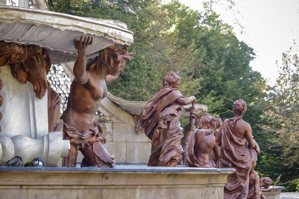 escena con esculturas de plomo pintado en la fuente los baños de diana en los jardines del palacio real de la granja de san ildefonso
 - Foto, Imagen