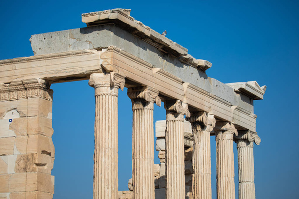 Ионические колонны Эрехтеума в Акрополе Афин, Греция
 - Фото, изображение