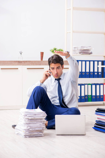Чрезвычайно занятой сотрудник, работающий в офисе - Фото, изображение