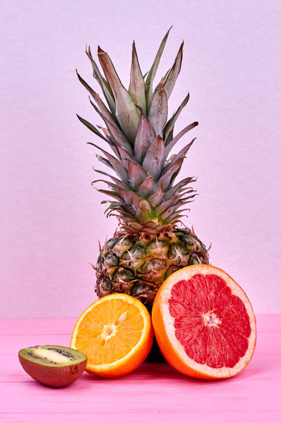 Composición de frutas exóticas sobre fondo colorido
. - Foto, Imagen