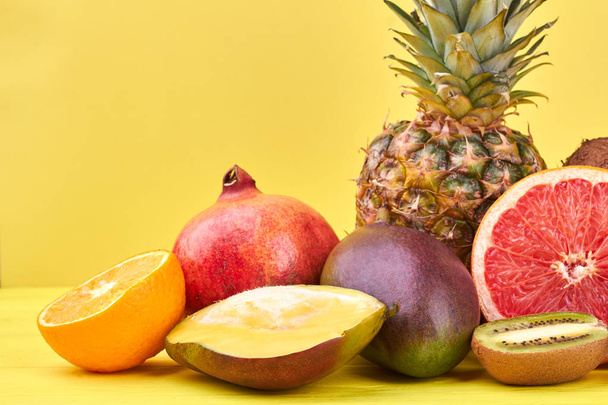 Assortment of fresh tropical fruits. - Foto, Imagem