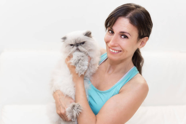 Young woman holding a persian cat - Foto, Imagem