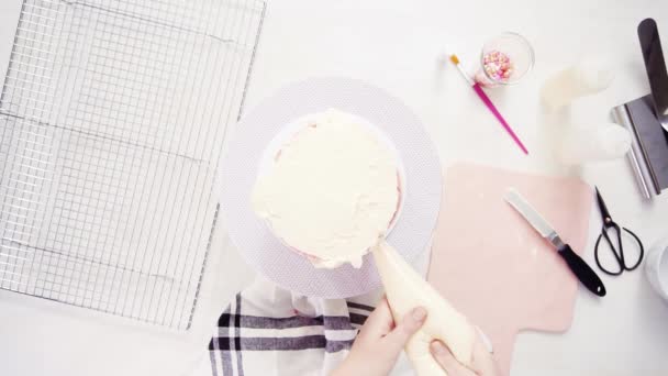 Askel kerrallaan. Litteä pano. Jäätelö pitkä syntymäpäivä kakku valkoinen buttercream kuorrutus
 - Materiaali, video