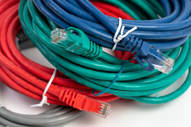 Cat 5, 6 Ethernet kábelek, számítógépek, piros, zöld és kék színek - Fotó, kép