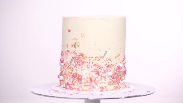 Paso a paso. Decoración de pastel de cumpleaños alto con un espolvoreo rosa
 - Metraje, vídeo