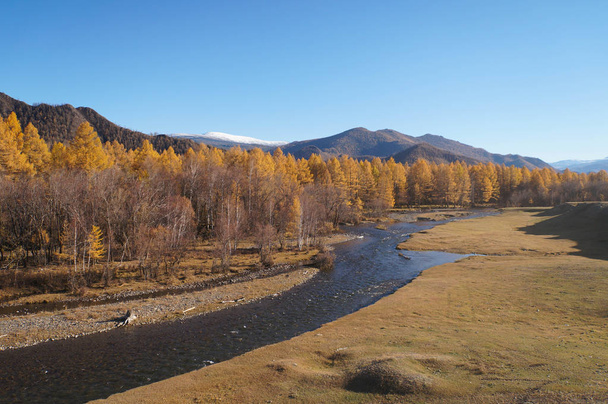 Valle del Karakol en otoño, República de Altai, Rusia
. - Foto, imagen