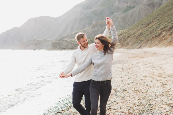 Άνδρας και γυναίκα αγάπη απολαμβάνοντας μαζί κοντά στη θάλασσα - Φωτογραφία, εικόνα
