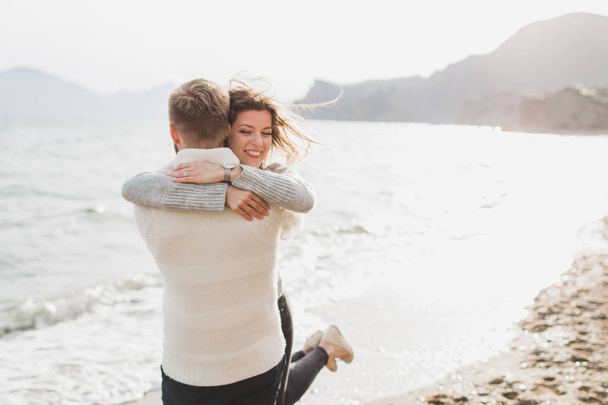 Άνδρας και γυναίκα αγάπη απολαμβάνοντας μαζί κοντά στη θάλασσα - Φωτογραφία, εικόνα