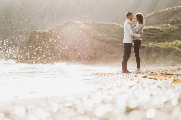 Пара ходьба порожній пісочний пляж з дивовижною Маунтін-В'ю з каменів і зелених пагорбів. Скандинавської природи - Фото, зображення