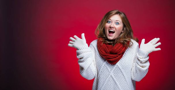 Weihnachten lächelnde Frau in Pullover und Handschuhen - Foto, Bild