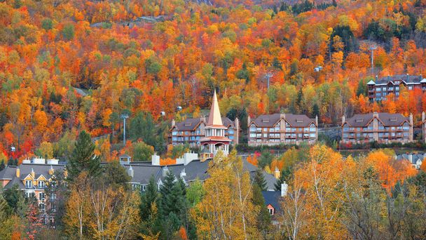 Mont Tremblant dorp herfst tijdig - Foto, afbeelding