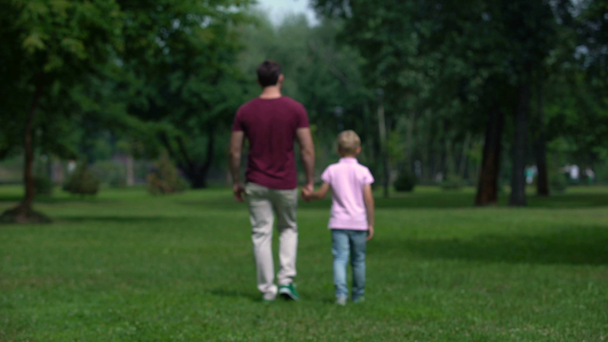 Πατέρας και παιδί, κρατώντας τα χέρια, πόδια, δίνοντας συμβουλές για γιο να είναι πραγματικός άνθρωπος - Πλάνα, βίντεο