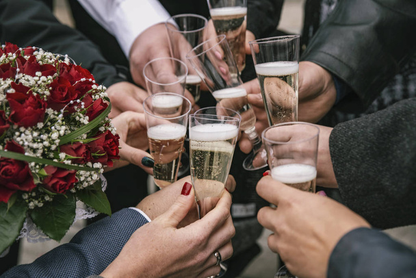 Люди святкують щасливу подію клінкерні келихи шампанського, долоні та окуляри крупним планом
 - Фото, зображення
