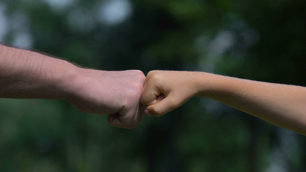 Mann und Kind schlagen Fäuste, Eltern als verlässliche Stütze für Kinder, Nahaufnahme - Filmmaterial, Video