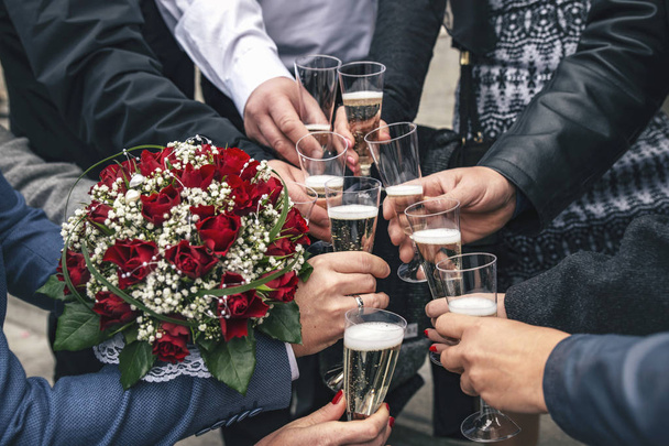Pessoas comemorando um evento feliz copos clinking de champanhe, mãos e copos closeup
 - Foto, Imagem